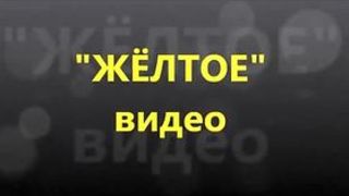 Домашний тройник тёлки в ажурной маске на кровати перед камерой