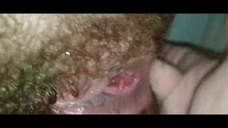 Муж в ванной до сквиртинга ебёт пальцами толстую жену в мокрую мохнатку и анус