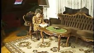 Бабуля соблазнила молодого социального работника и трахнулась с ним