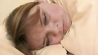 Пьяные мужики в два ствола выебали старую соседку на диване