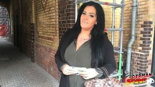 За деньги грудастая толстуха трахнулась с мужиком на диване и вылизала ему жопу